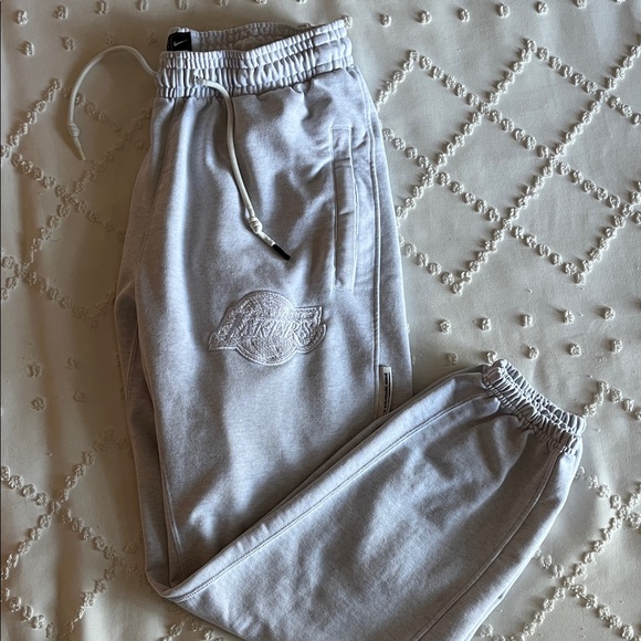 Nike NBA LA Lakers Light Gray Sweats - Picture 1 of 16